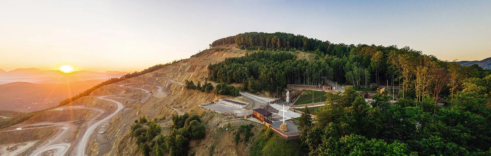 Panoráma Skalného sanktuária na Butkove a jeho okolia