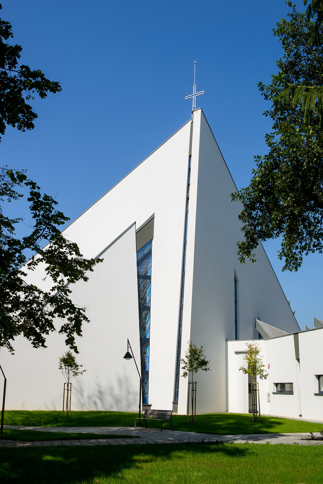 Exteriér farského kostola Božieho milosrdenstva