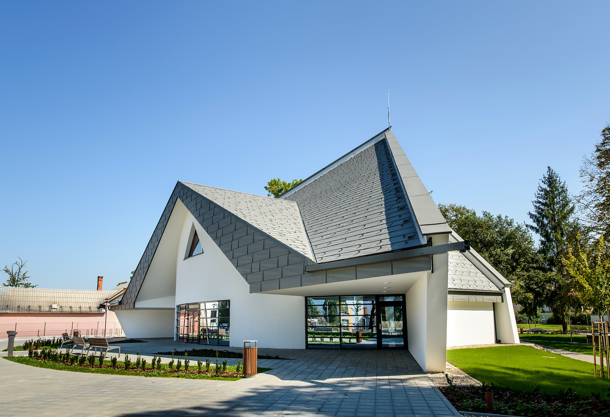 Exteriér farského kostola Božieho milosrdenstva