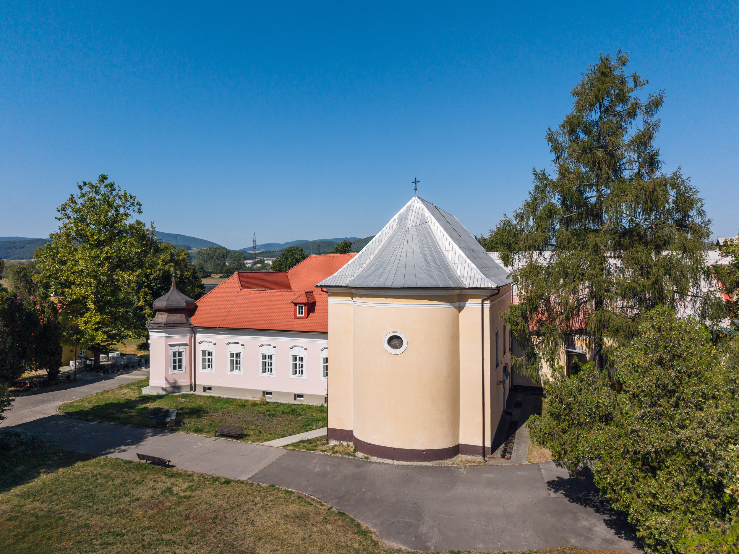 Pohľad z výšky na areál kaštieľa s kostolom