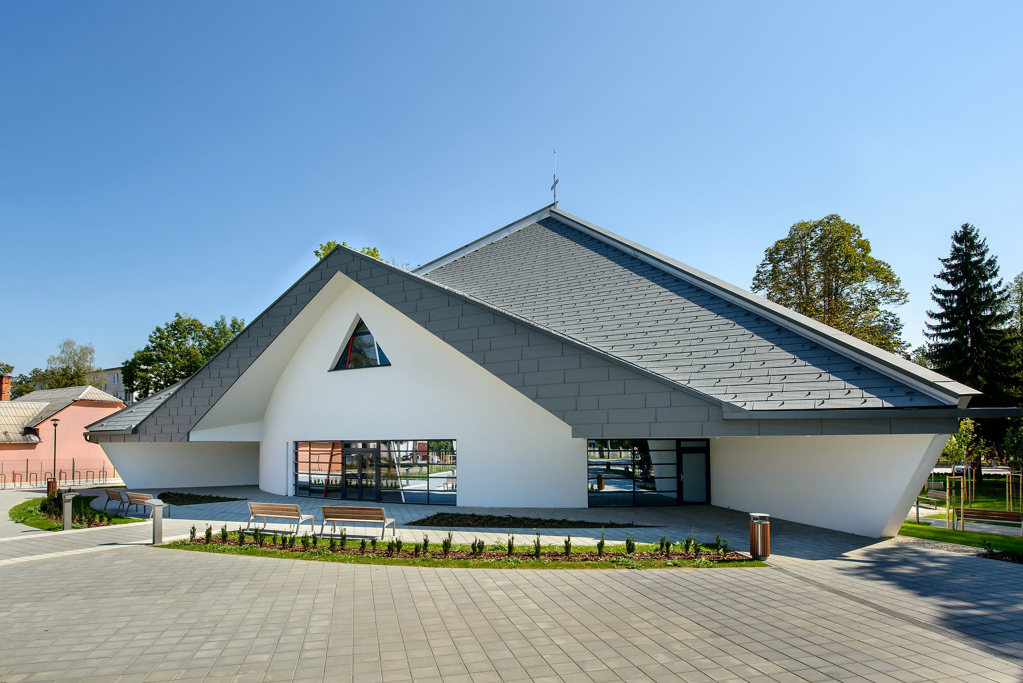 Exteriér farského kostola Božieho milosrdenstva