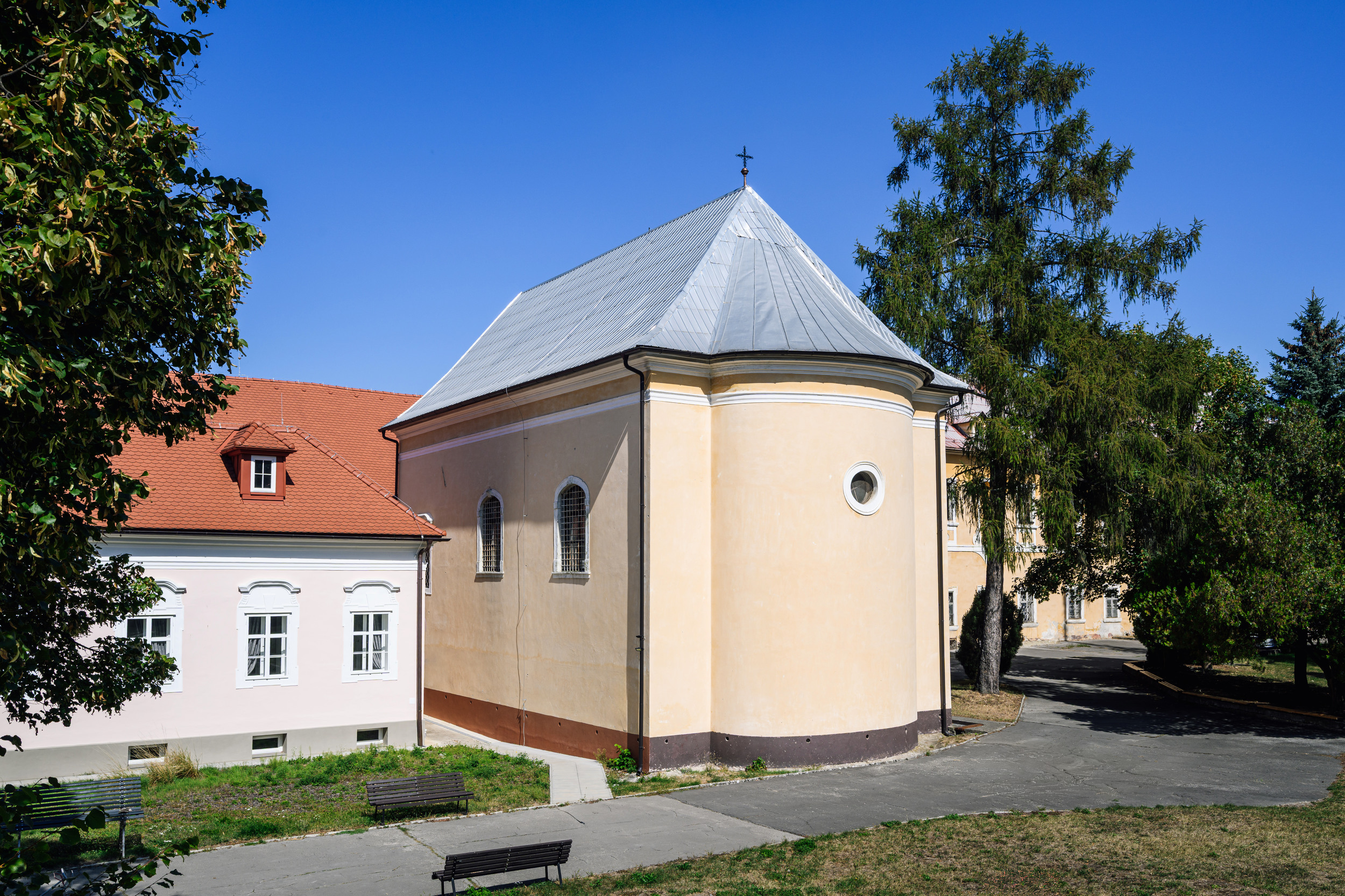 Kostol sv. Valentína v areáli kaštieľa
