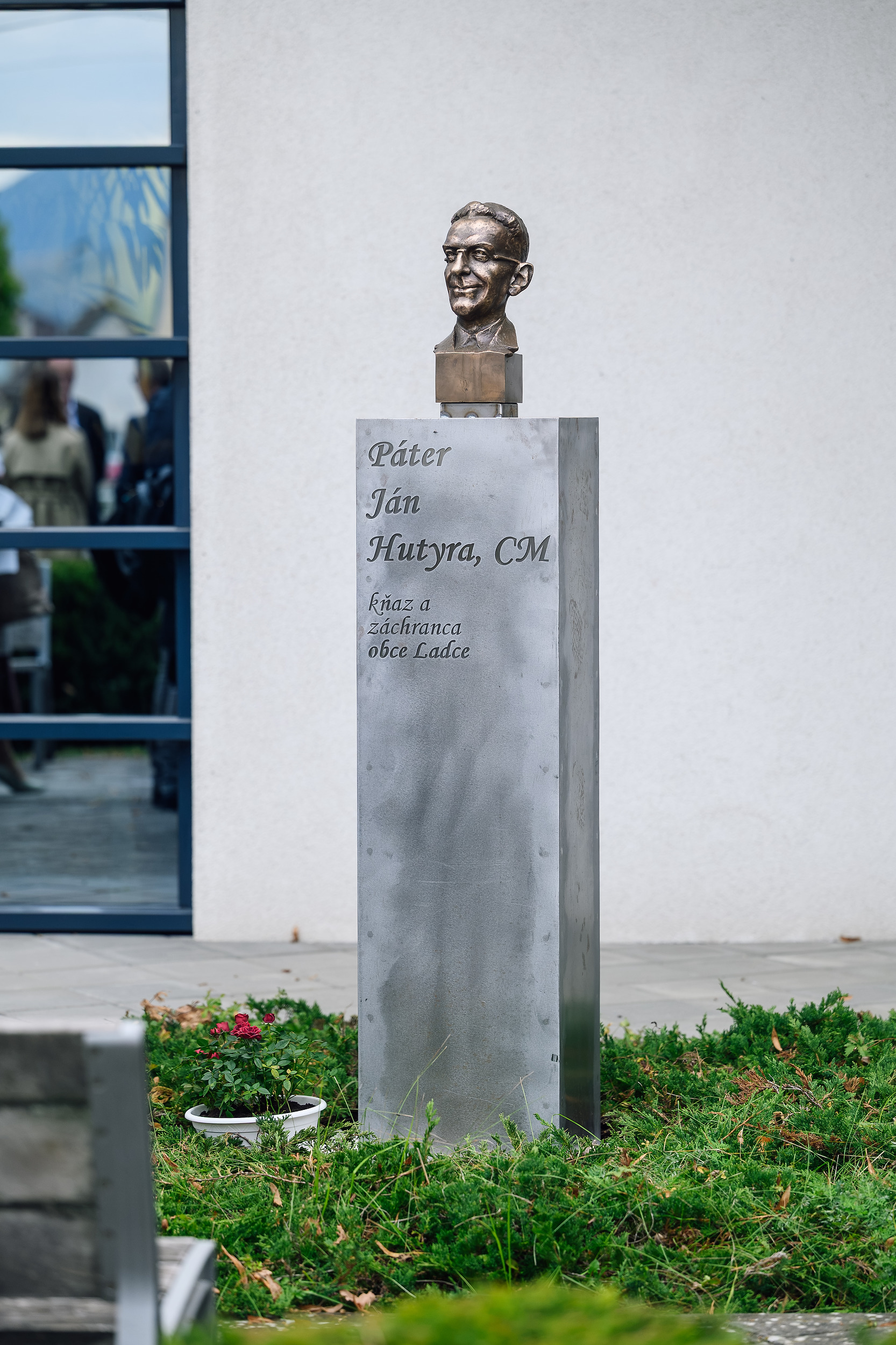 Busta pátra Jána Hutyru, CM pri farskom kostole