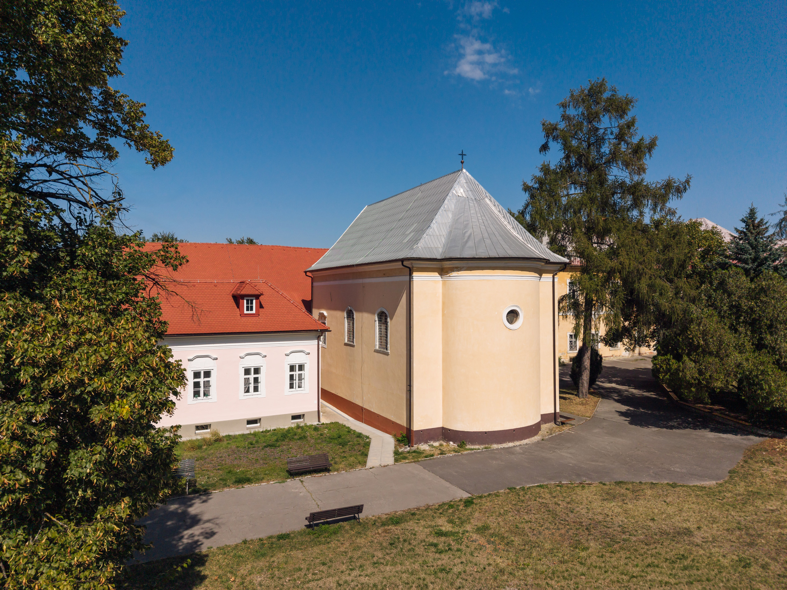 Kostol sv. Valentína a kaštieľ z výšky