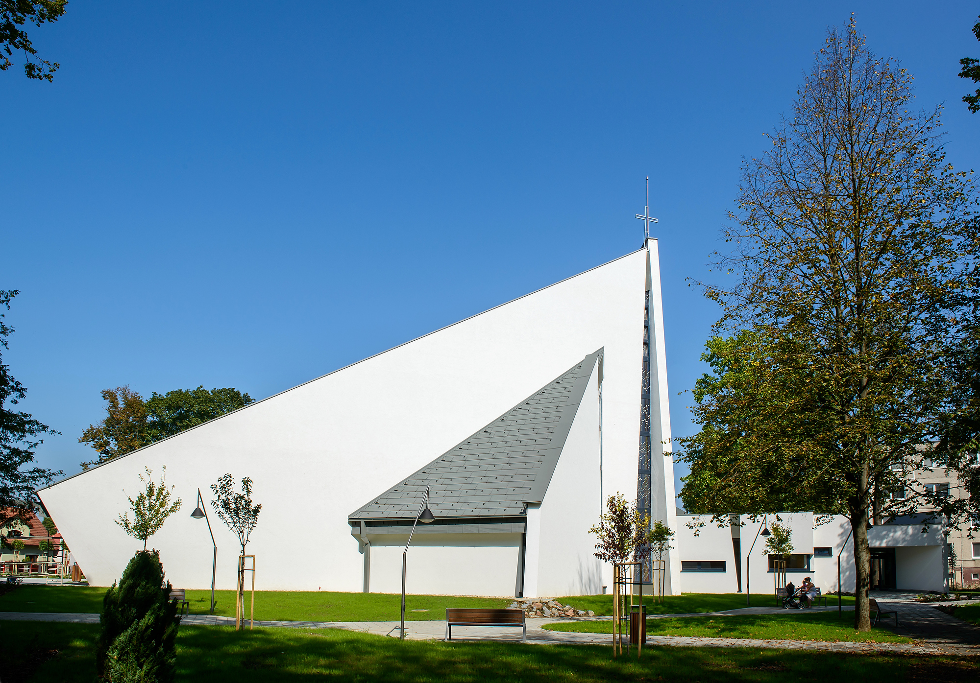 Exteriér farského kostola v Ladcoch