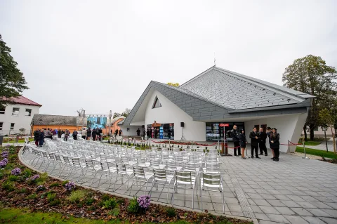 Farský kostol a pripravené sedenie pred slávnosťou