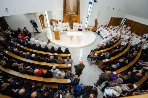 Zhromaždenie veriacich počas slávnosti v kostole