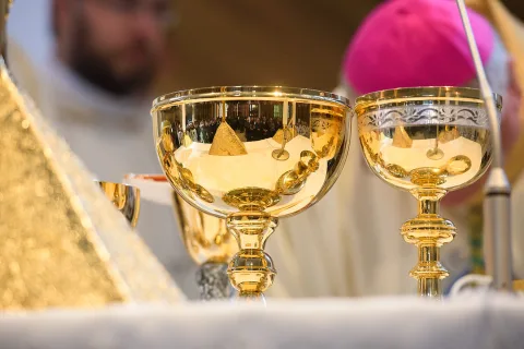 Liturgické nádoby na oltári počas svätej omše