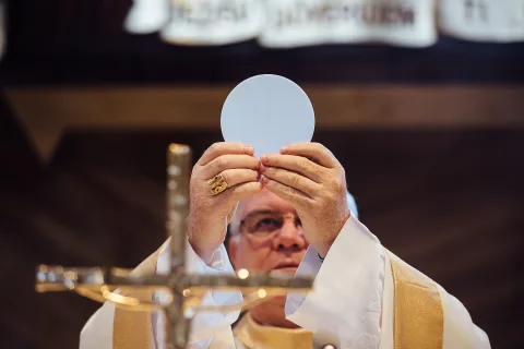 Pozdvihovanie Eucharistie počas slávnosti